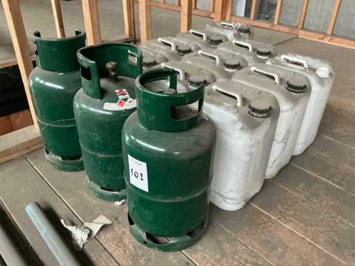 Bouteilles d’essence et bidons vides