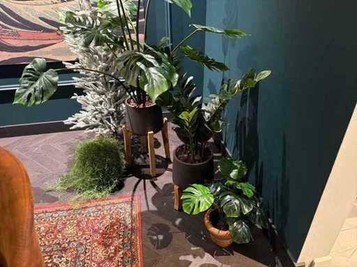 Charge künstlicher Pflanzen im Topf