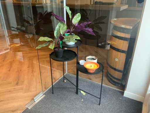 Măsuță laterală cu 3 piese și diverse materiale decorative