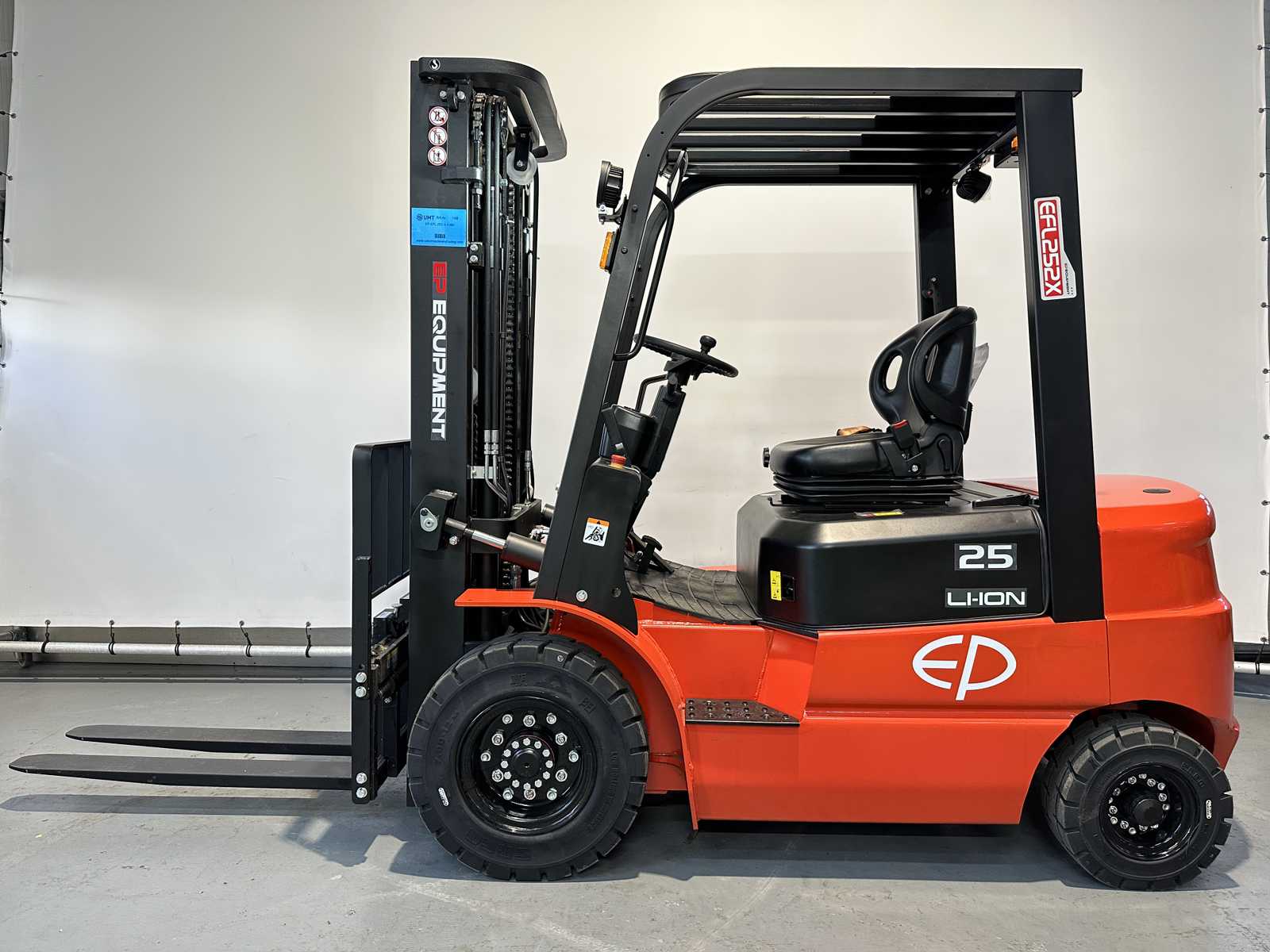 EP – EFL 252 X Triplex – fork positioner, sideshift – Forklift year of manufacture 2025