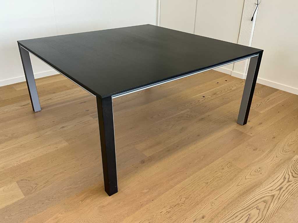 Houten vergadertafel voorzien van metalen afwerking