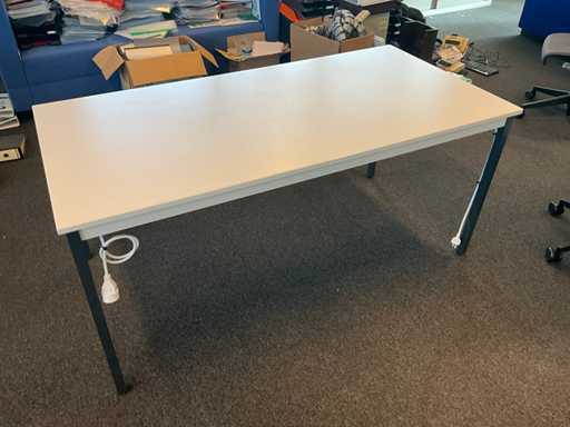 Tafel met stekkerblok (2x)