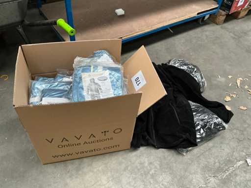 Partij beschermende kledij en truien