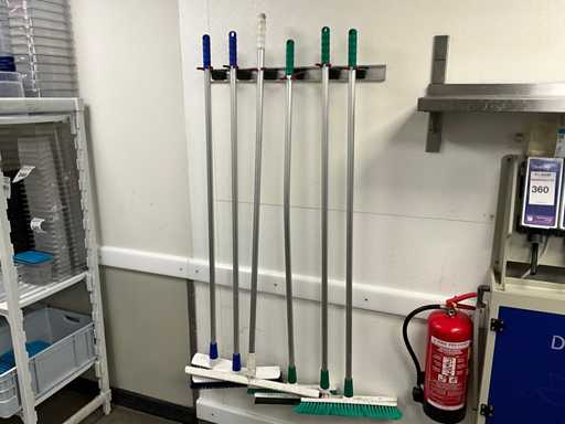 Bruns - Bezemhouder met bezems