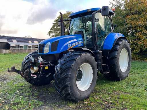 Tracteur agricole New Holland T6070 à quatre roues motrices 2008