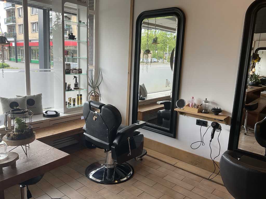 Posto di lavoro per salone di parrucchiere con sedia da barbiere (c)