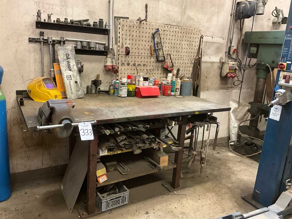 Welding table with vice and accessories