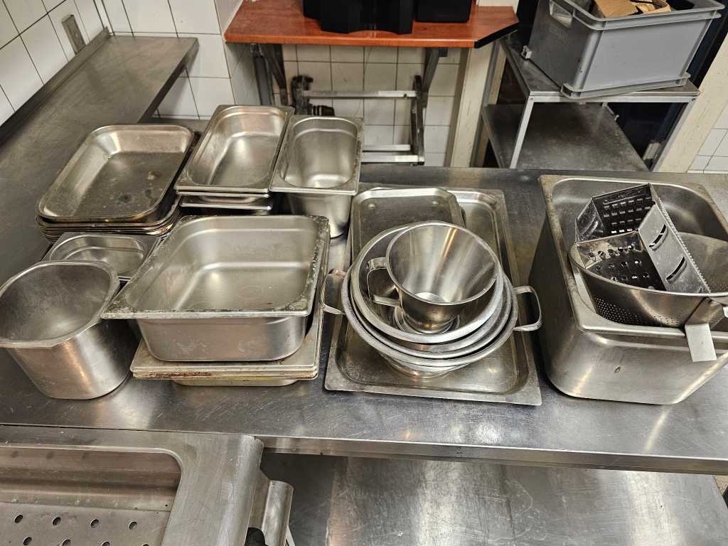 Gastronorm Behälter, Schüsseln und Sieb (34x)