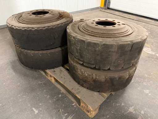 Pneus élévateurs avec jantes