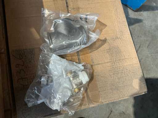 Série d’équipements sanitaires et d’accessoires