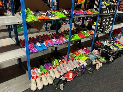 Partia różnych butów Adidas do trawy i hali (107x)