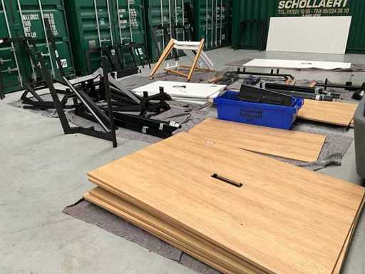 Ca. 10 Vergadertafels en hoge tafels.