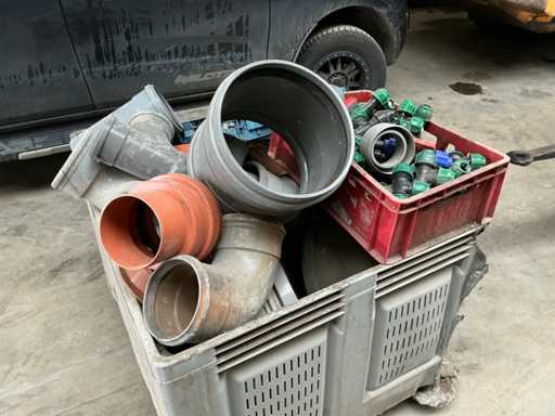 Verschiedene PVC-Biegungen und Verbinder + Klemmkupplungen