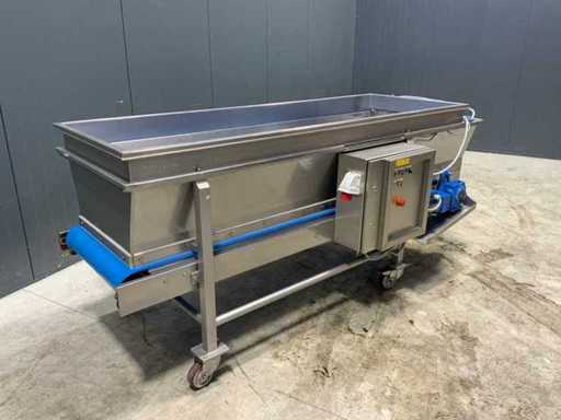 Mixing tank with conveyor belt mobile