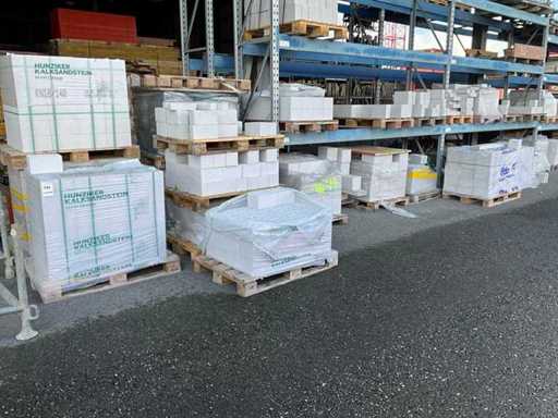 Beaucoup de briques de chaux et de sable