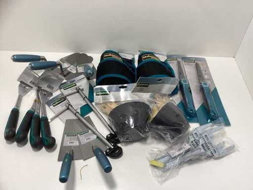Diverse materiale de construcții și unelte manuale
