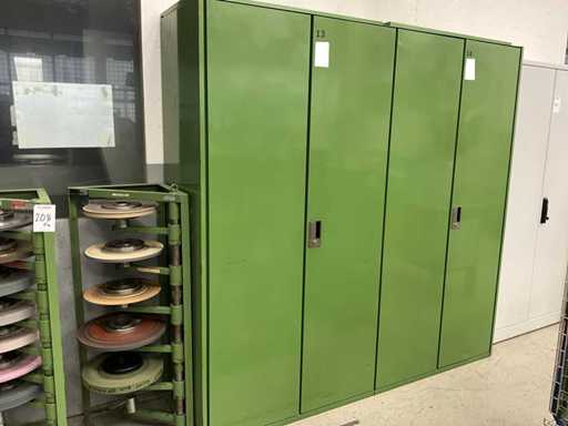 Schrank mit diversen Ersatzteilen und Werkzeugen für die Kellenberger Schleifmaschine