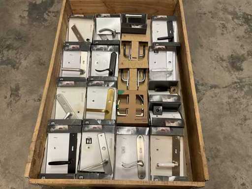 Batch of door fittings, 18 packages