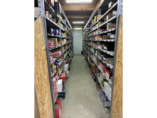 280 nieuwe kleine onderdelen van JP: pakkingen, bougies, deurklinken, verstelbouten, vergrendelingsdeksels, lagers, stuurstangen, enzovoort