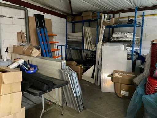 Lotto di materiali per scaffali