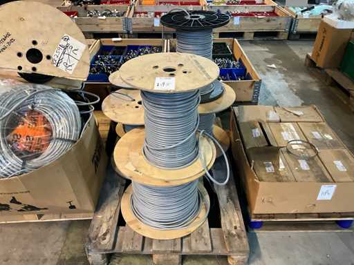 Electricity cable on a roll (6x)