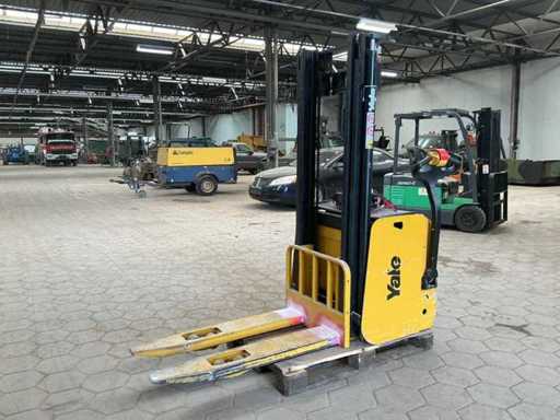 Stacker Yale MS16-30 z 2002 roku