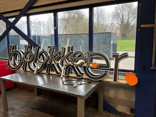 Varie pubblicità illuminate