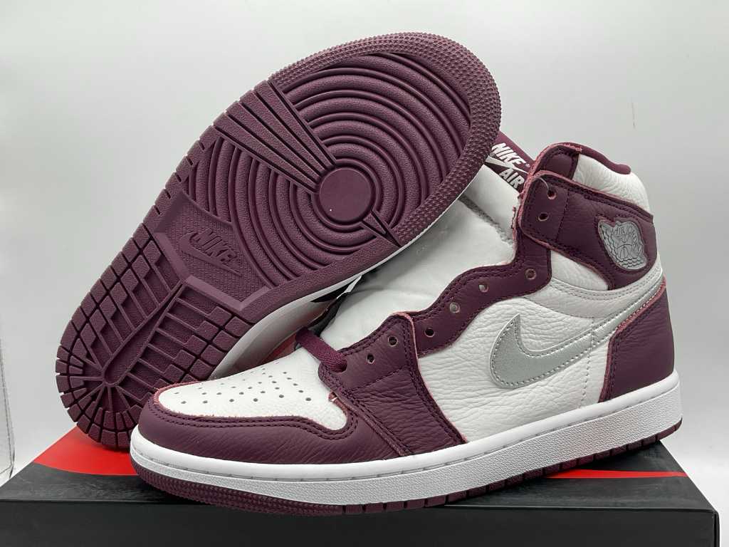 Nike Jordan 1 Retro High OG Bordeaux Sneakers 42 1/2