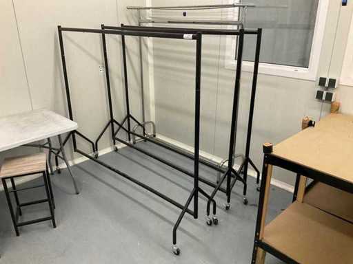Clothes racks (4x)