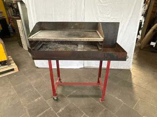 Barbecue en acier sur socle mobile avec table d’appoint