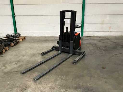 2016 BT Staxio SWE120S Broad Track Stacker