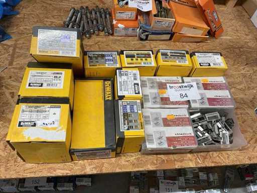 14 Kisten mit Ankerbolzen, Schlagschrauben, Hülsen und Clips