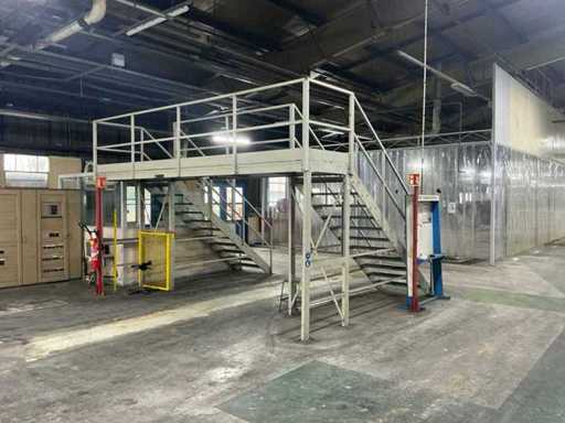 Arbeitsplattform mit Doppeltreppe