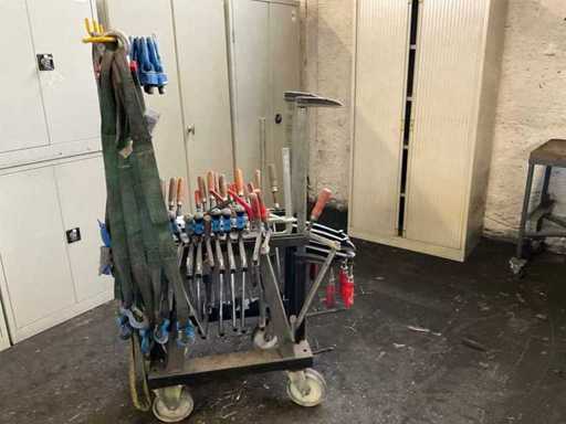 Klebeklemmen und Hebegeräte auf Materialwagen