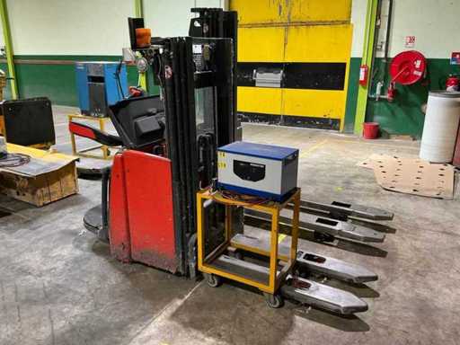 Fenwick L14 ap Platform Stacker