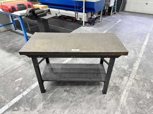 Werkstatttisch mit stabiler Holzplatte