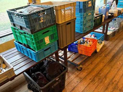 Partij tafelrokken en dienbladen