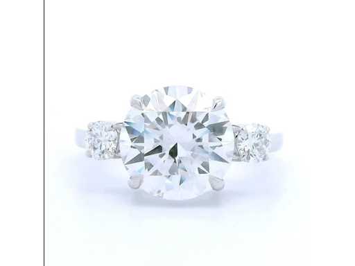 Bague en or blanc 18 carats de 4,70 carats. diamant