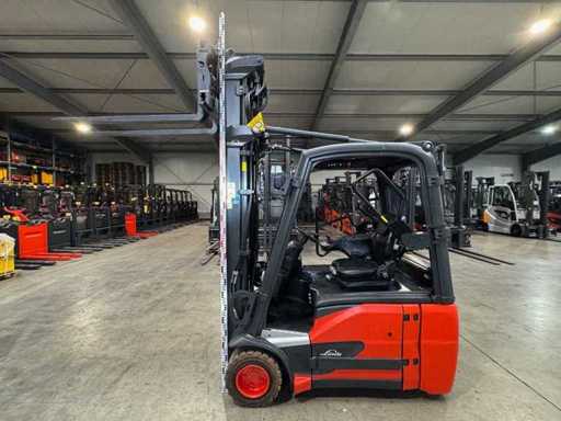 06/2023 Servicio + UVV 07/2027 Linde E18 EVO 1.800kg Triplex 607cm 3.+4. Horquilla ajustable de válvulas Carretilla elevadora eléctrica 25.272 horas