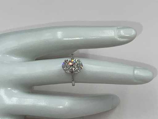 Anello in oro bianco 18 carati con 3.11 ct diamante.