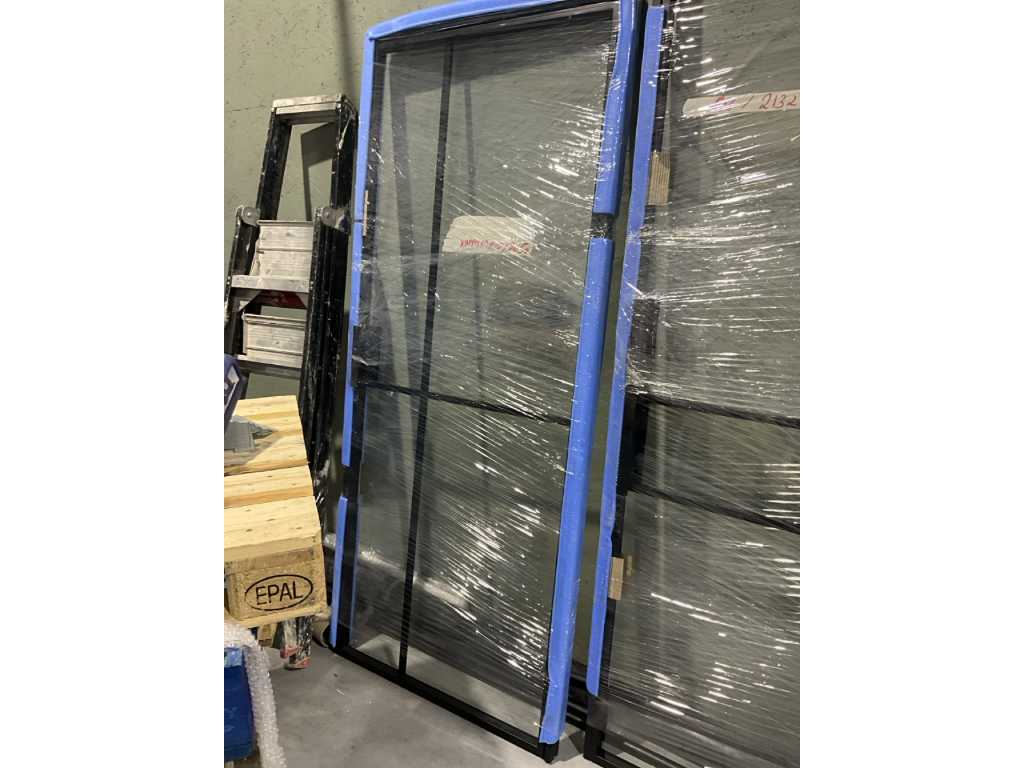 Steel door 878 x 2050 mm.