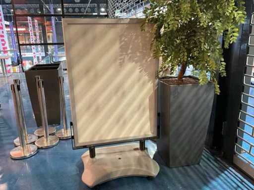 Zweiseitiges Gehschild