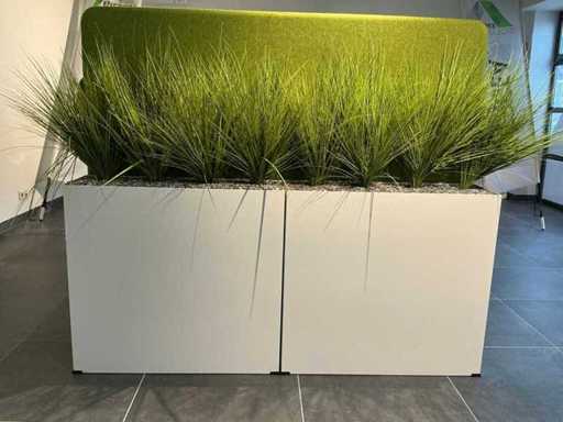 Plante d’intérieur en plastique dans un bac de fleurs (3 fois)