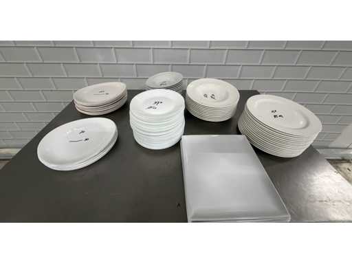 Różne porcelanowe talerze (102x)