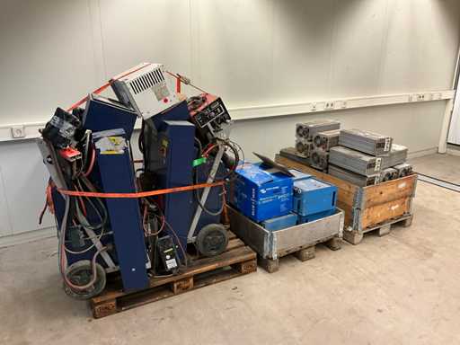 3x Pallet Acculaders En Omvormers