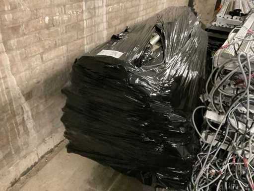 Un lot de corpuri de iluminat LED industriale cu adresare