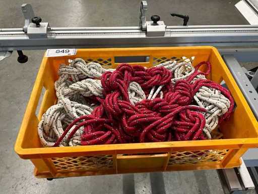 Gemengde lading touwen zo goed als nieuw, 6 stuks verschillende lengtes in een plastic doos