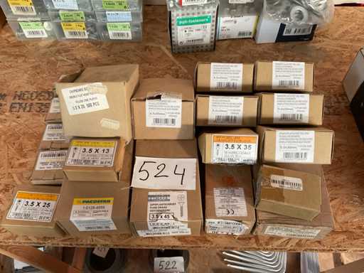 Kisten mit Holzschrauben