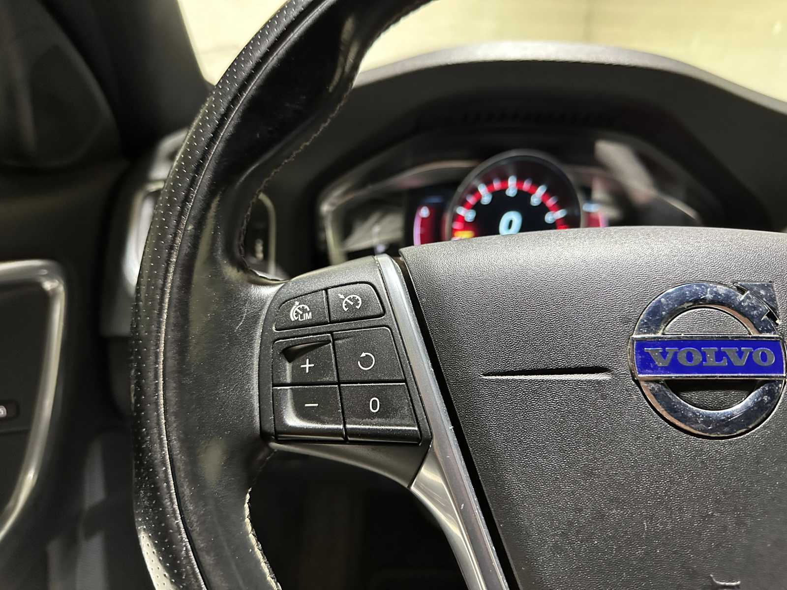 Volvo V60 1.6 T3 R-Design 150hp 2015, 5-ZTK-58