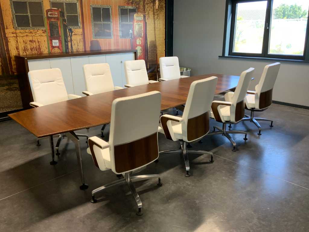 Vergadertafel met 8 zetels en bijhorende kast